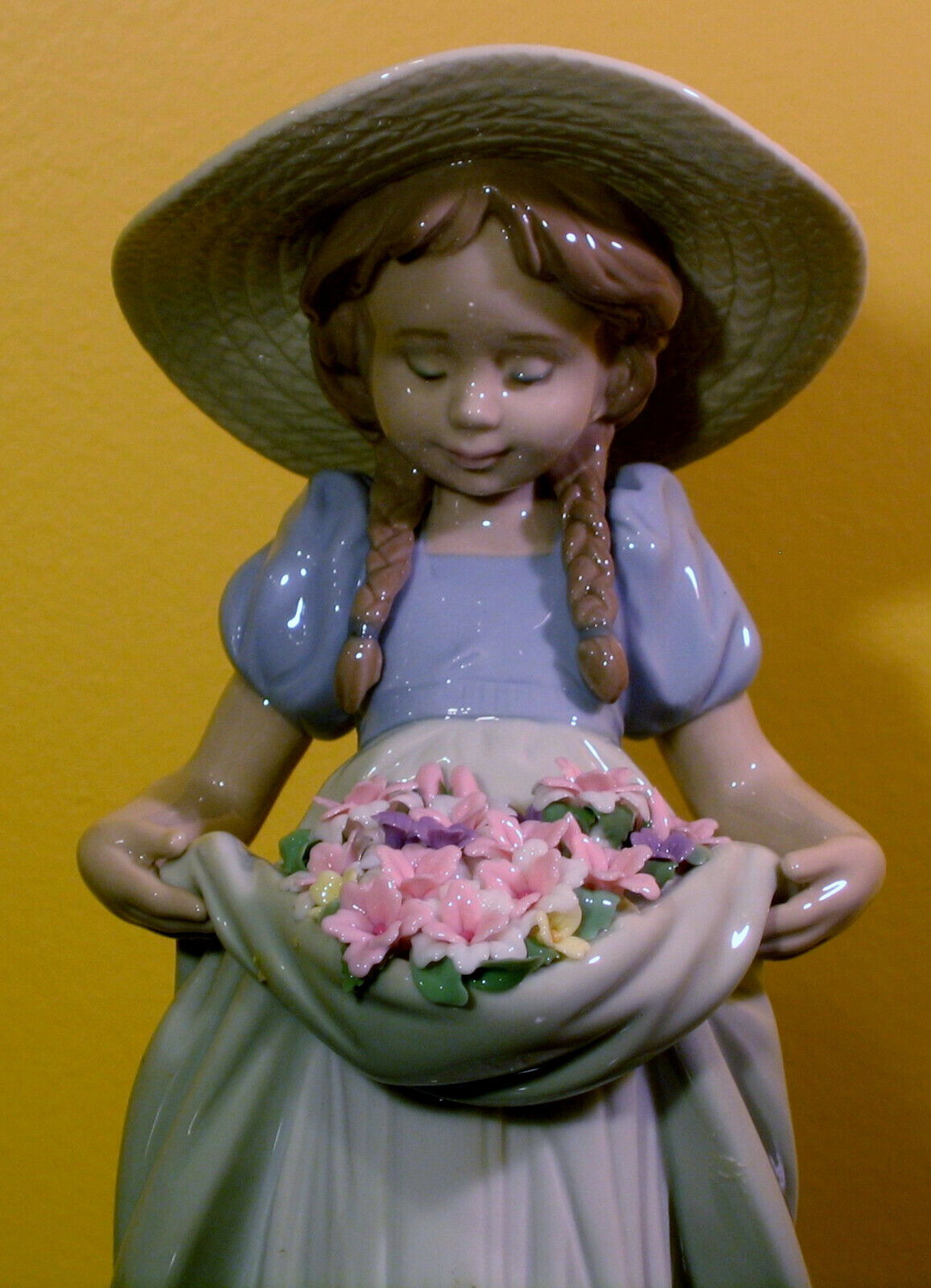 LLADRO ***WONDERFUL GIFT***Child with flowers, with original box, great Gift!