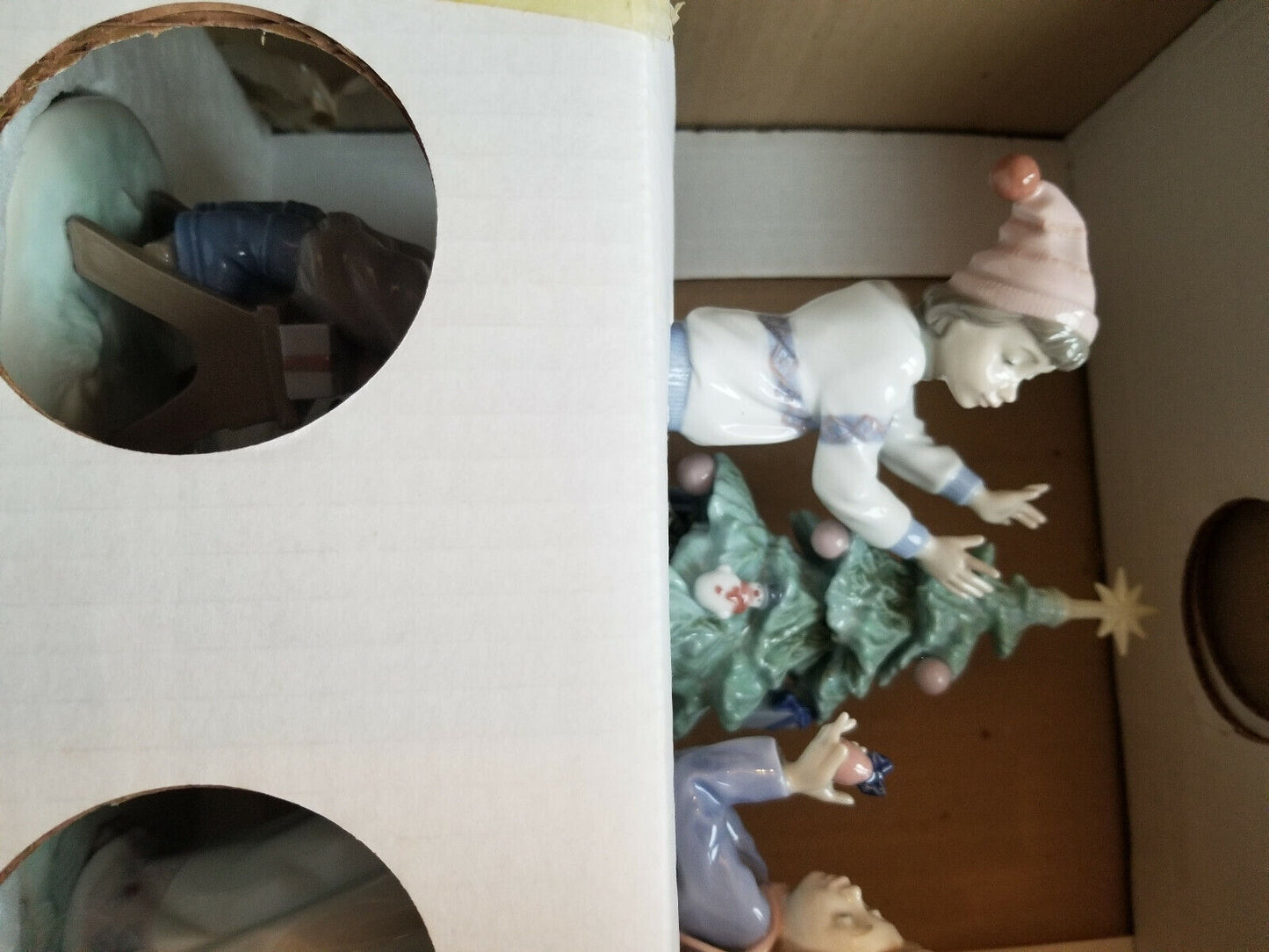 LLADRO MERRY CHRISTMAS - TRIMMIING THE TREE, MINT IN ORIGINAL BOX