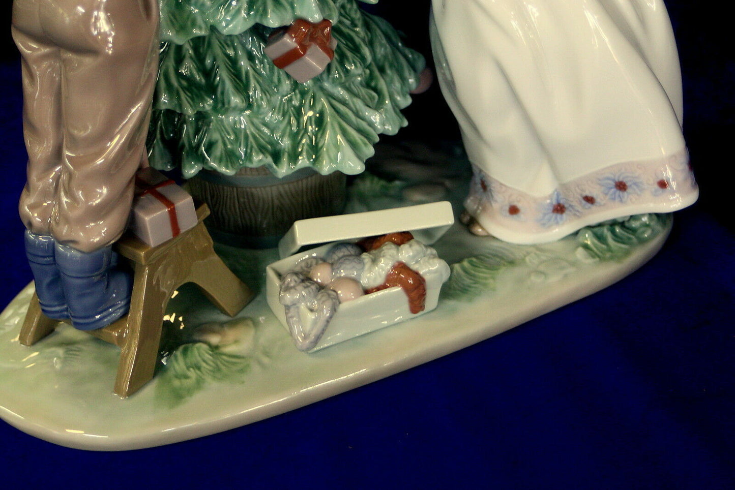 LLADRO MERRY CHRISTMAS - TRIMMIING THE TREE, MINT IN ORIGINAL BOX