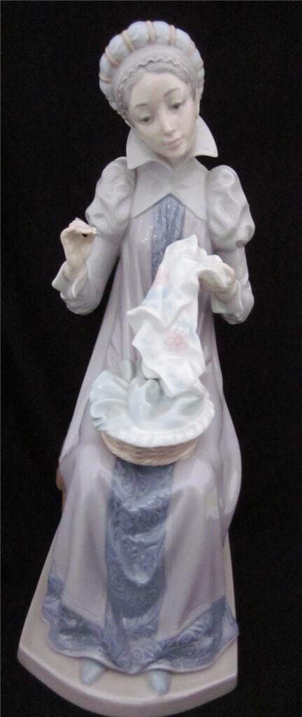LLADRO LADY - HAND KNITTING- RARE