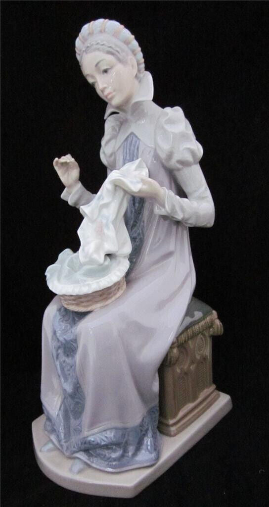 LLADRO LADY - HAND KNITTING- RARE