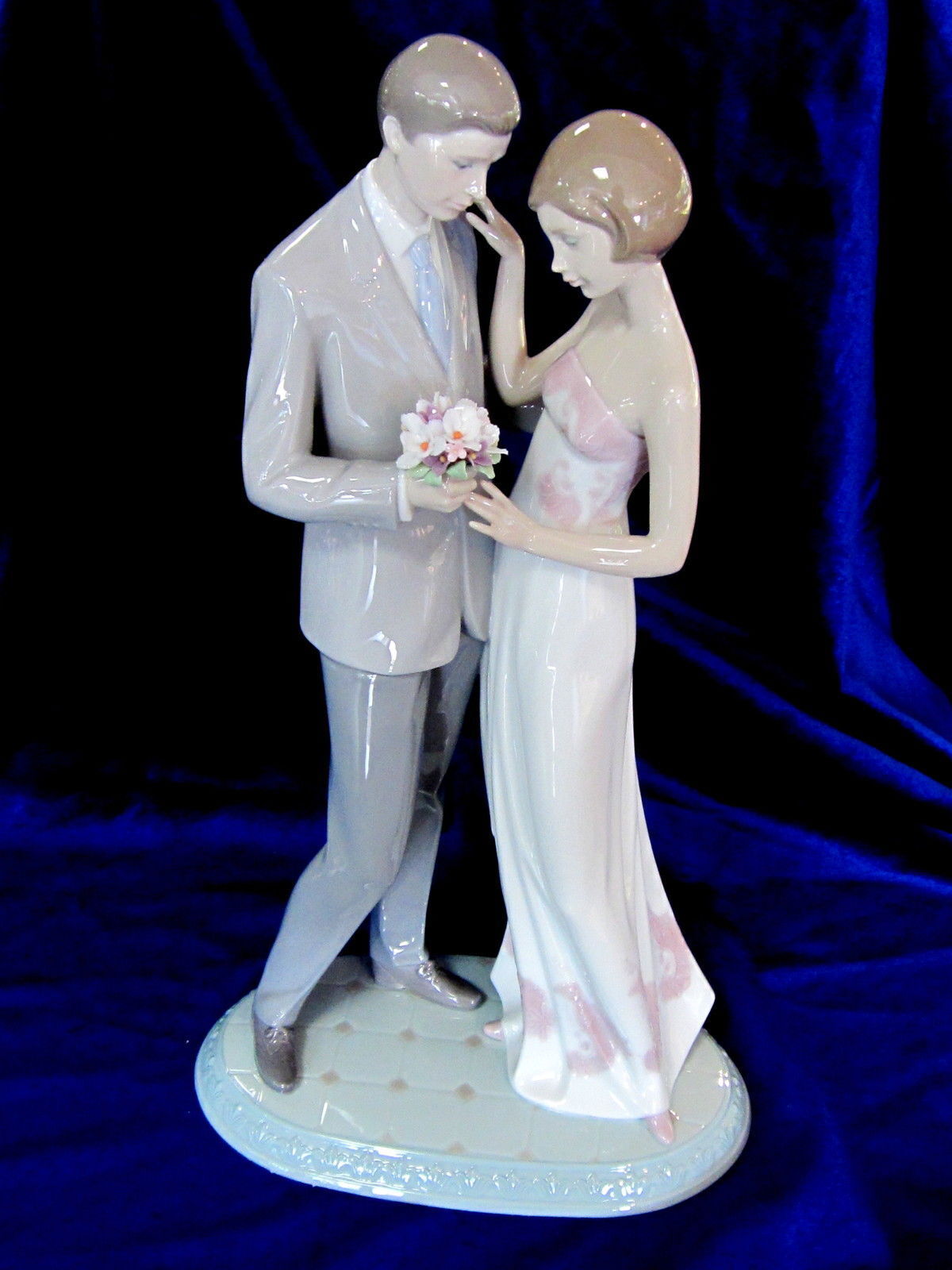 LLADRO , LOVE , COUPLE, RETAIL$795 ***ADORABLE GIFT****