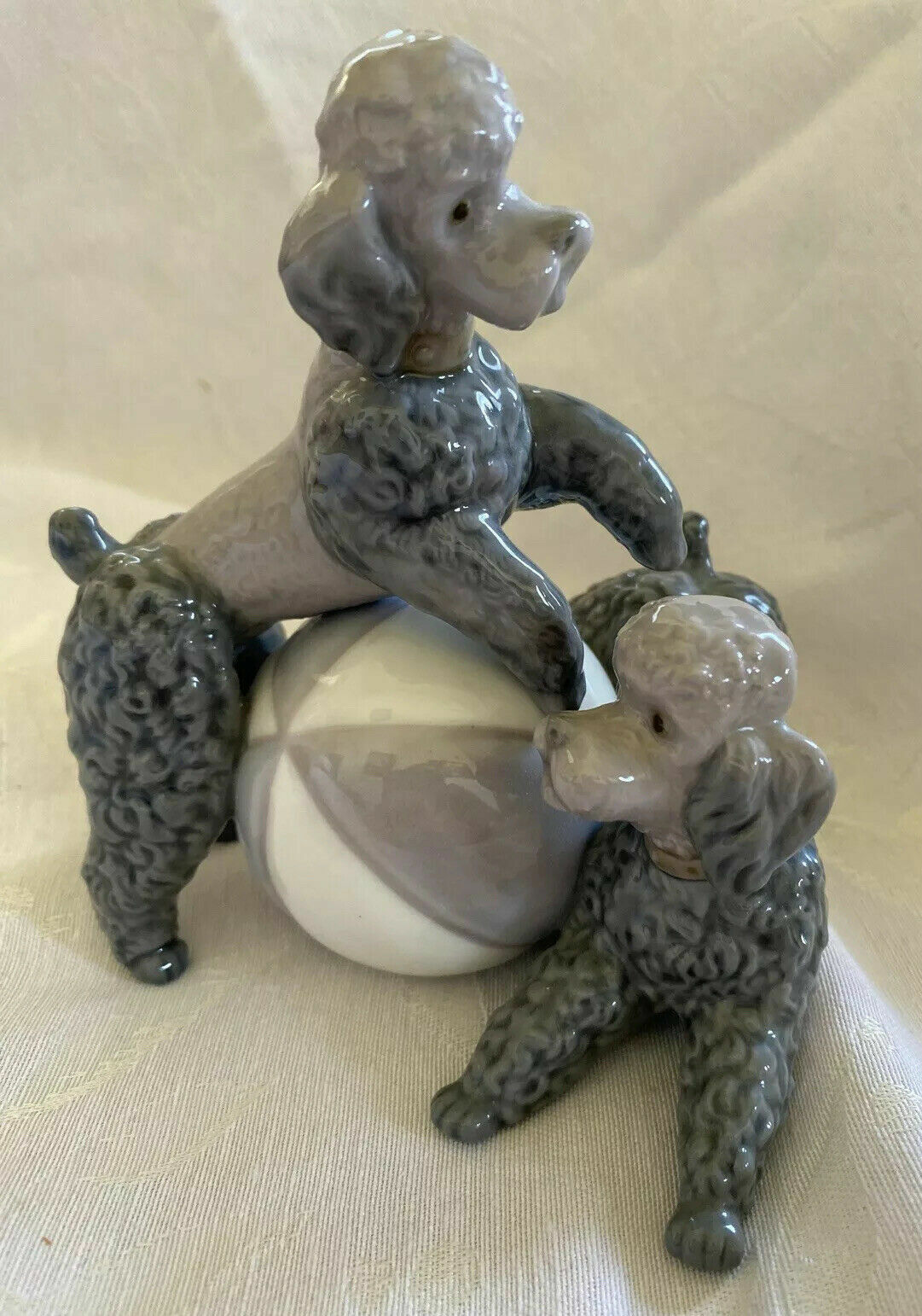 LLADRO *** EXTREMELY RARE LLADRO CUTE DOGGIES WITH GRAY BALL***