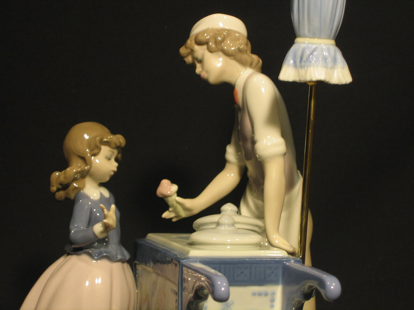 Lladro Retired Figurine-#5325 "Ice Cream Vendor" ***Rare*** In original box