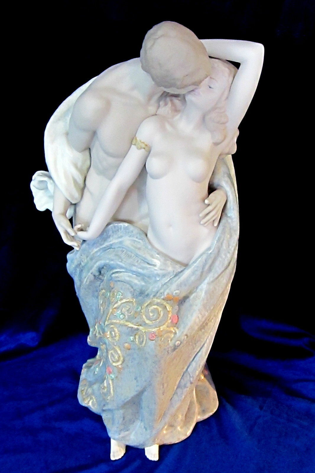 LLADRO #11914 PASSIONATE LOVERS*** RETAIL$2800