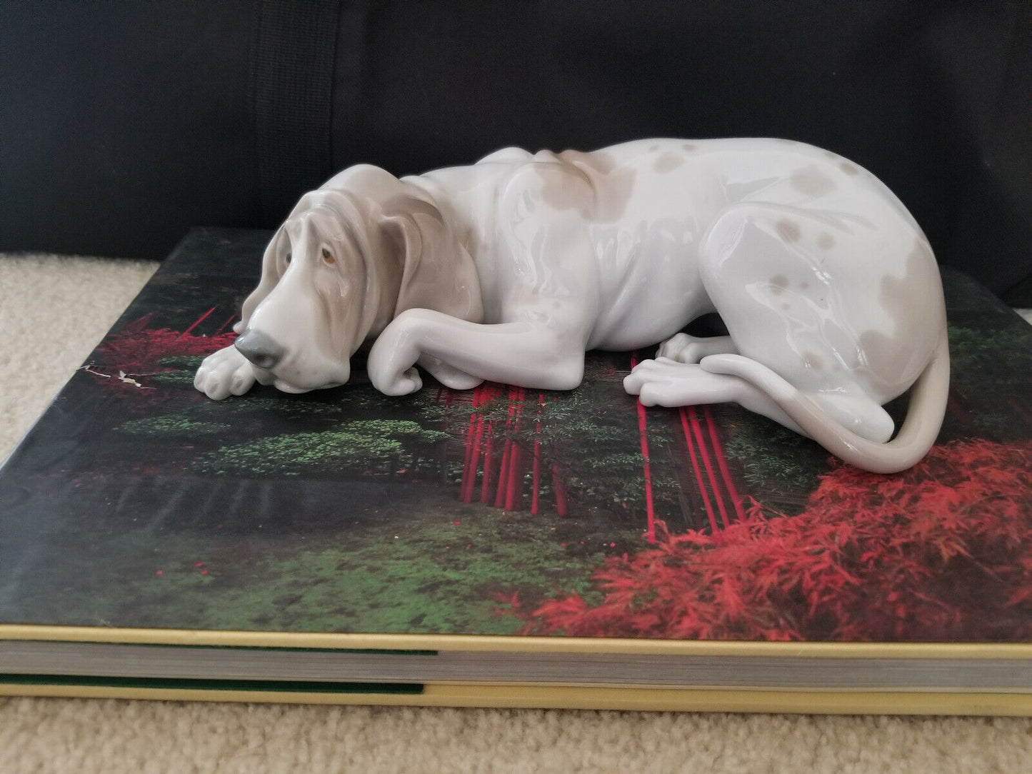 Lladro Old Dog 1067 Blood Hound** 10 " long, ***retired 1978