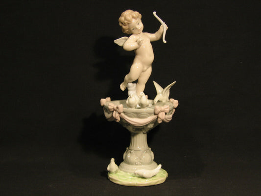 LLADRO FOUNTAIN OF LOVE- MINT IN ORIGIANL BOX - GIFT