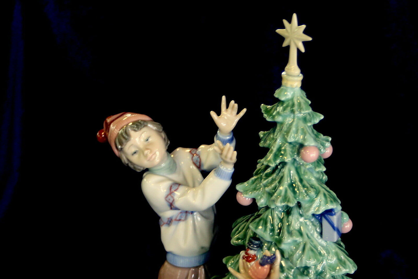 LLADRO MERRY CHRISTMAS - TRIMMIING THE TREE, MINT IN ORIGINAL BOX