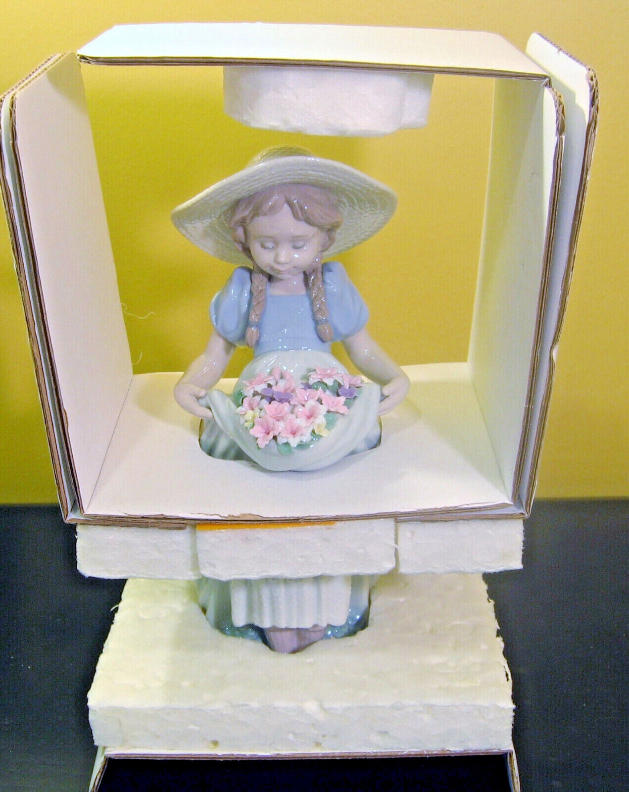 LLADRO ***WONDERFUL GIFT***Child with flowers, with original box, great Gift!