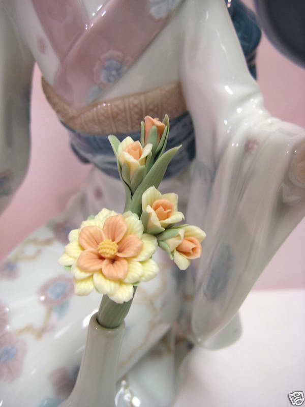 LLADRO - ADORABLE GEISHA - NEW IN BOX - RETAIL$795