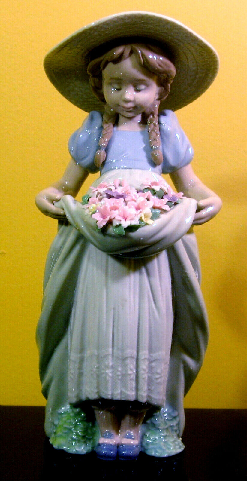 LLADRO ***WONDERFUL GIFT***Child with flowers, with original box, great Gift!