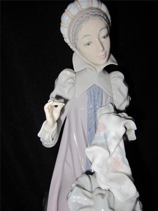 LLADRO LADY - HAND KNITTING- RARE