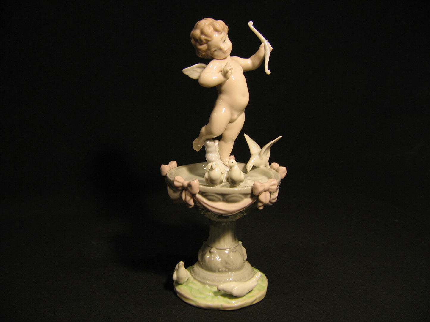 LLADRO FOUNTAIN OF LOVE- MINT IN ORIGIANL BOX - GIFT