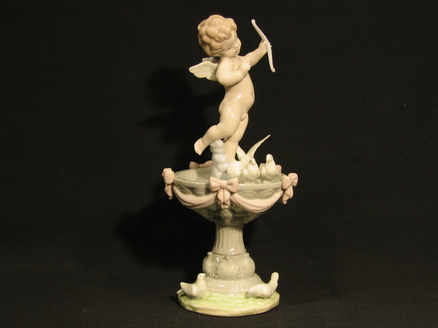 LLADRO FOUNTAIN OF LOVE- MINT IN ORIGIANL BOX - GIFT