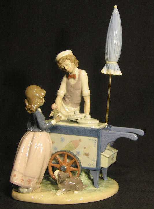 Lladro Retired Figurine-#5325 "Ice Cream Vendor" ***Rare*** In original box