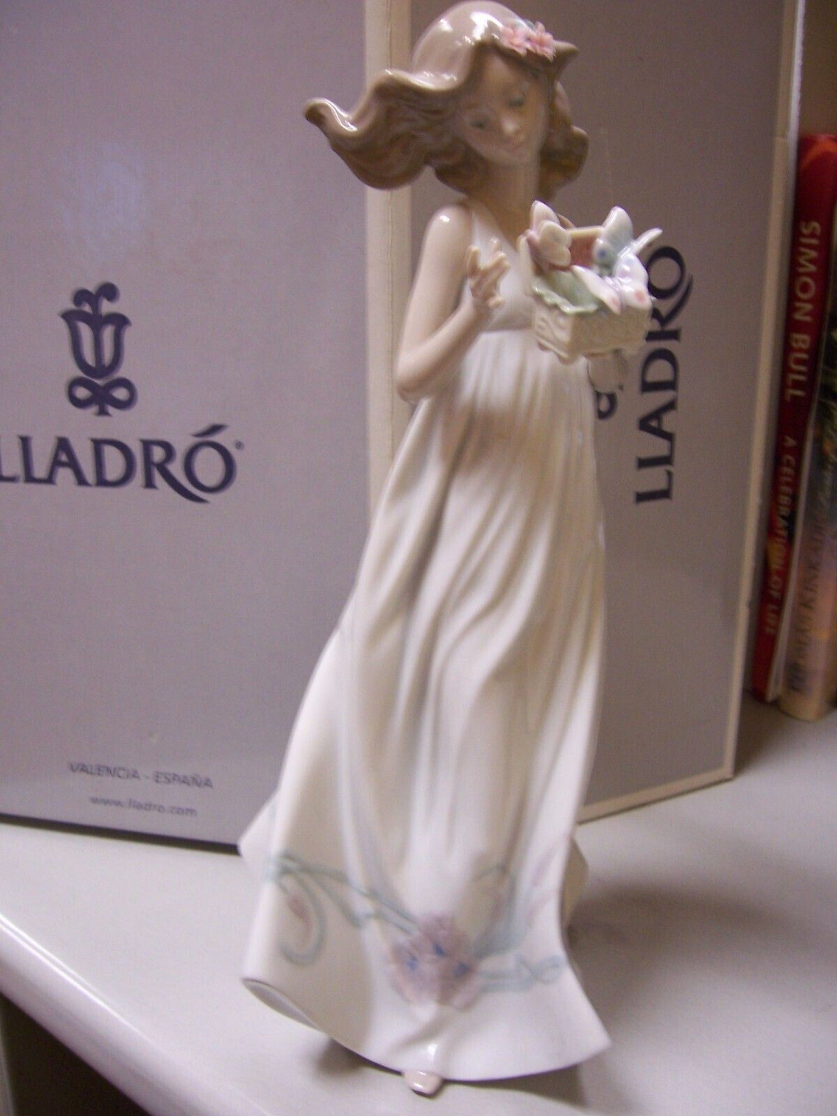 Lladro #100 6777 Figurine Butterfly Treasure