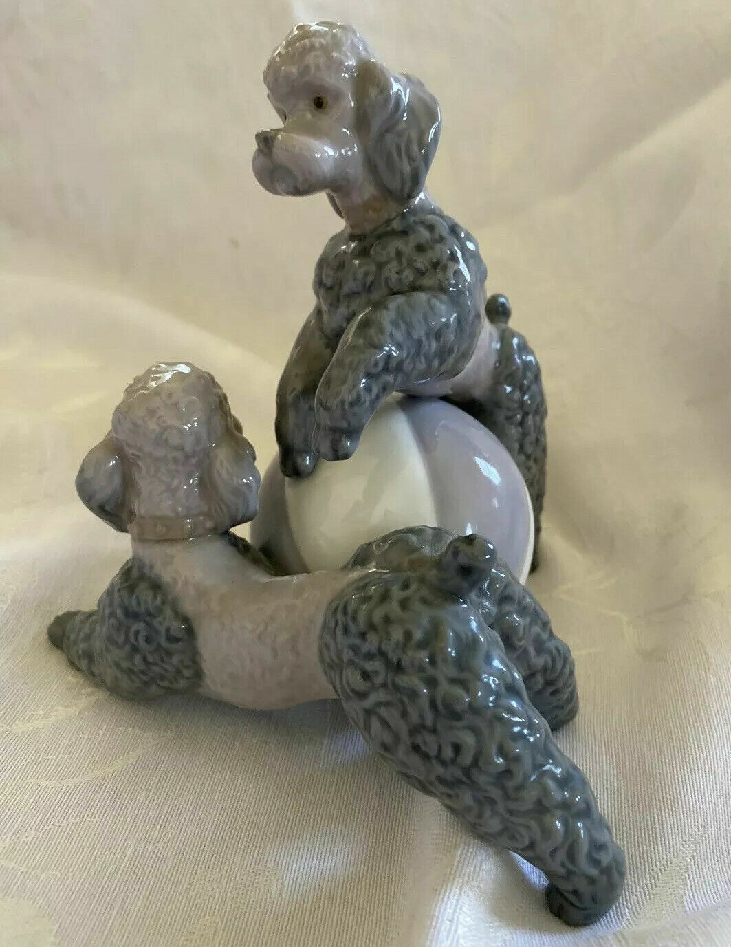 LLADRO *** EXTREMELY RARE LLADRO CUTE DOGGIES WITH GRAY BALL***