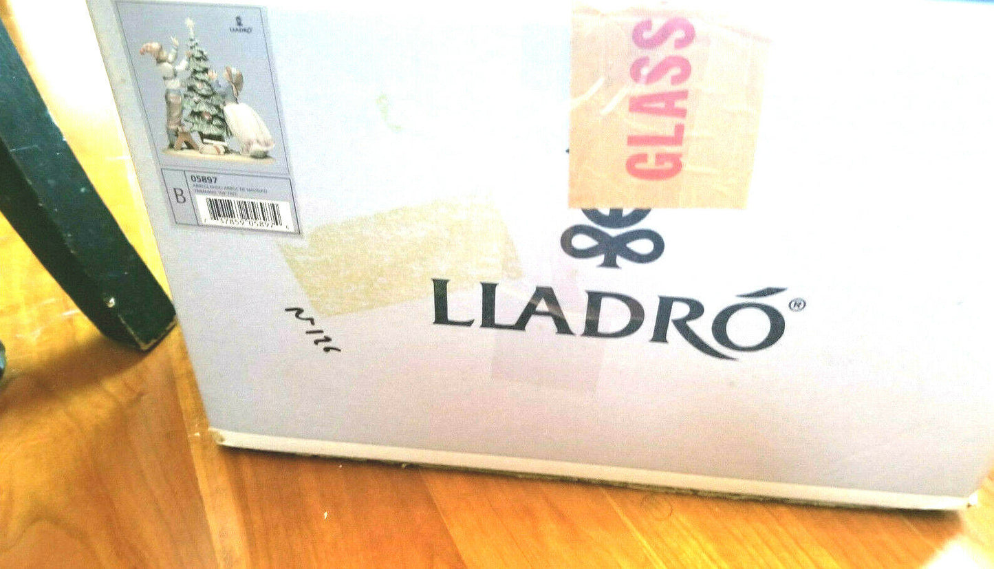 LLADRO MERRY CHRISTMAS - TRIMMIING THE TREE, MINT IN ORIGINAL BOX