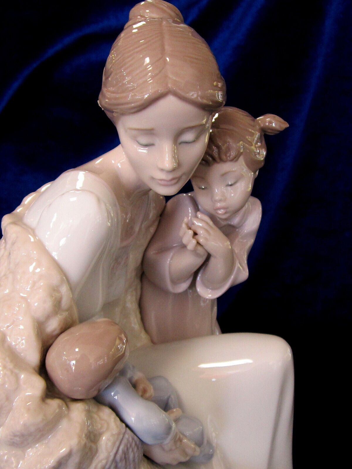 Lladro Welcome To The Family Figurine 01006939