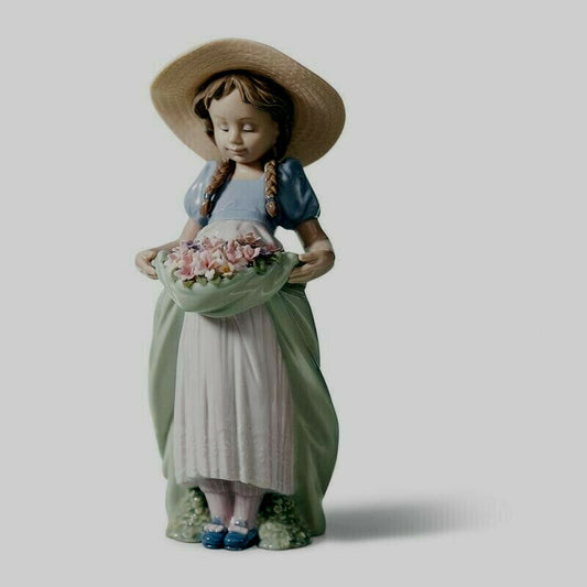 LLADRO GIRL FLOWERS ** New in original box** Retail$695