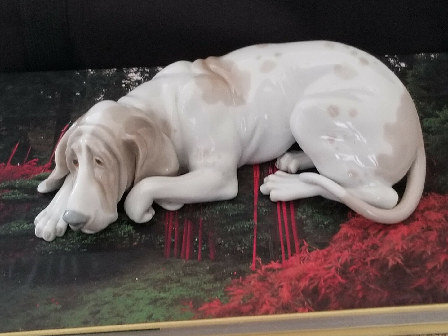 Lladro Old Dog 1067 Blood Hound** 10 " long, ***retired 1978