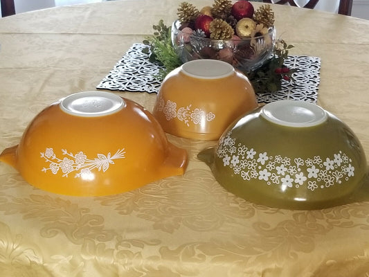 Vintage Pyrex: mustard and sage set of 3 Bowls plus one white free