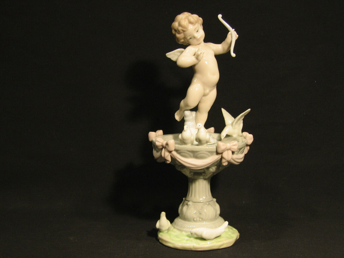 LLADRO FOUNTAIN OF LOVE- MINT IN ORIGIANL BOX - GIFT